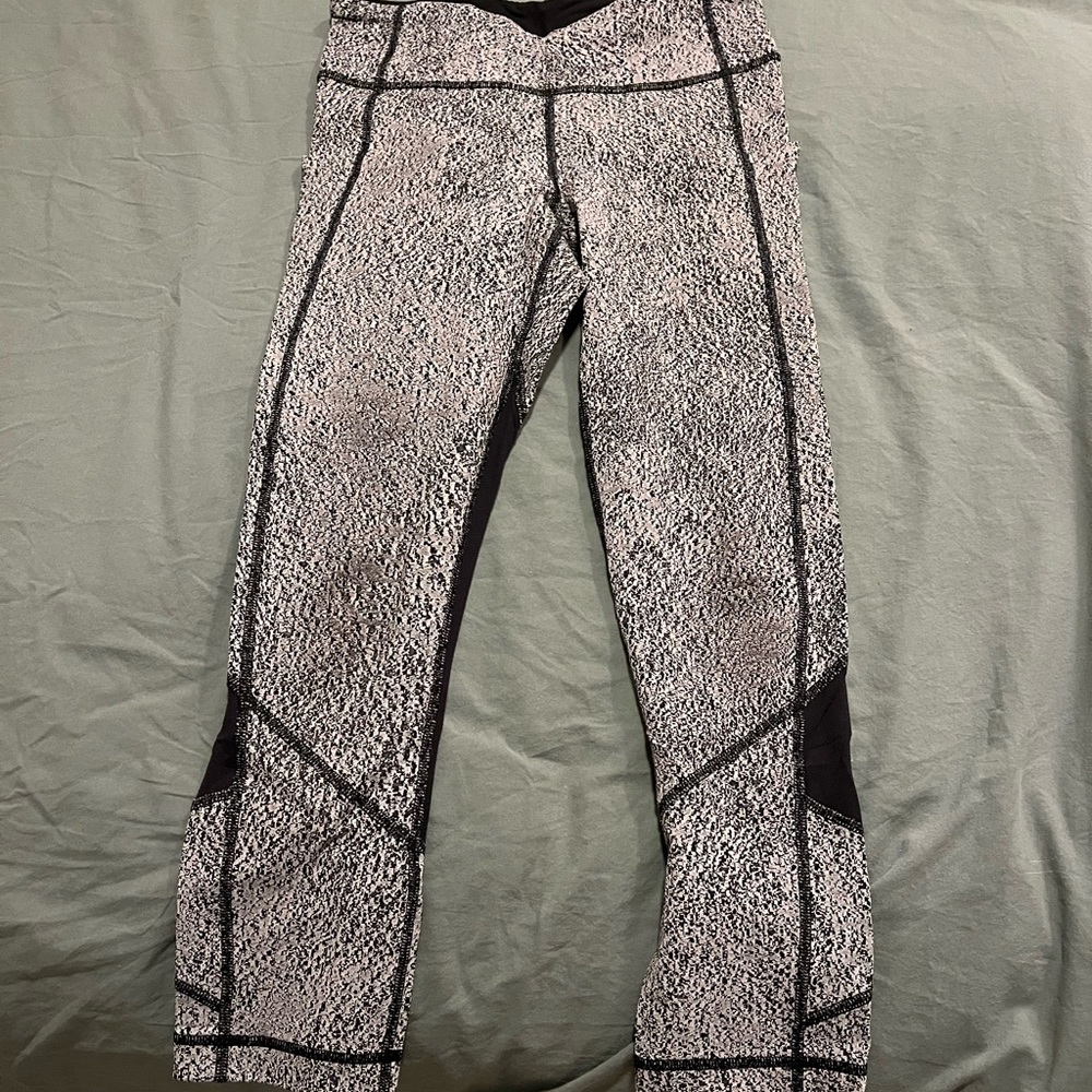 Lululemon Crop Legging. Size 6